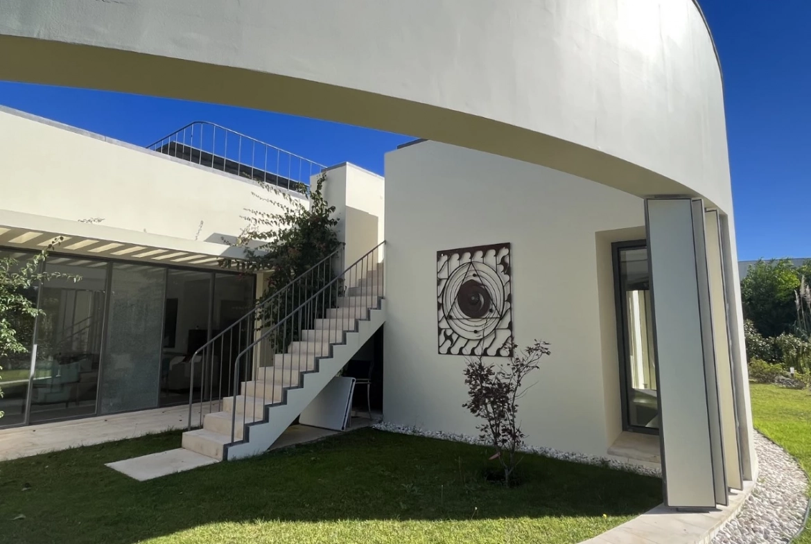 MORADIA T3 COM JARDIM, TERRAÇO E PISCINA NO BOM RESORT