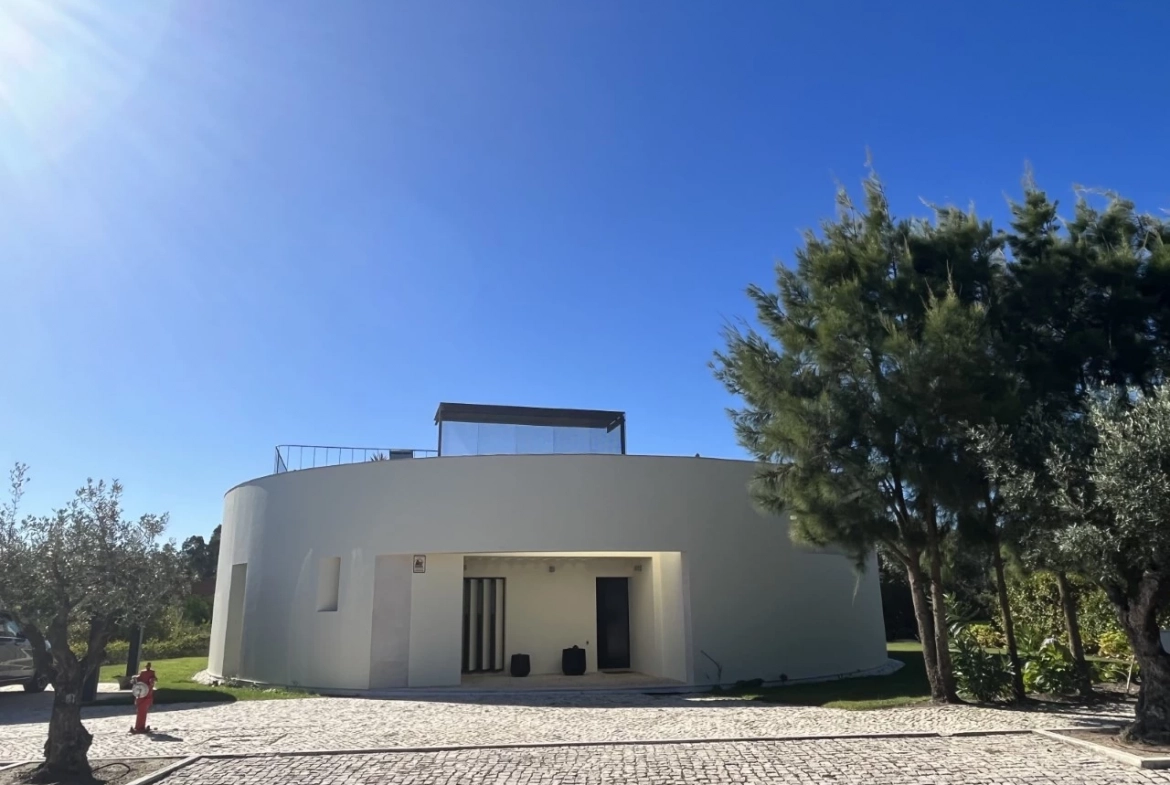 MORADIA T3 COM JARDIM, TERRAÇO E PISCINA NO BOM RESORT