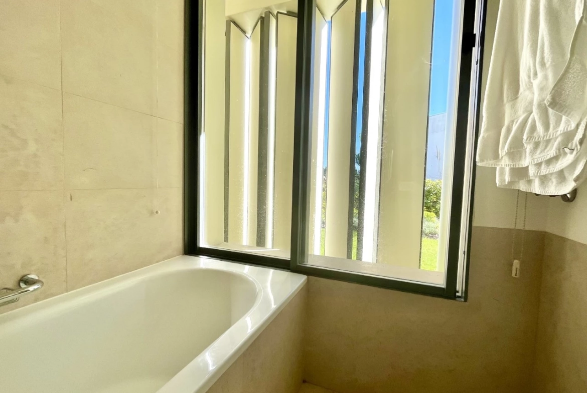 MORADIA T3 COM JARDIM, TERRAÇO E PISCINA NO BOM RESORT
