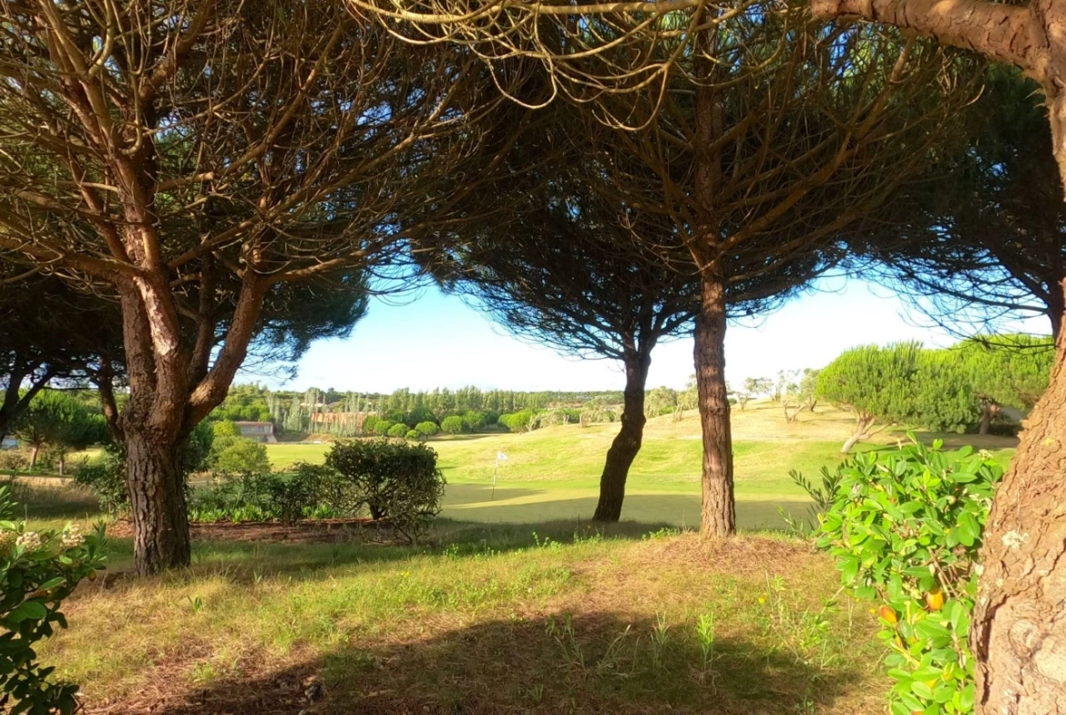 MORADIA T3 COM JARDIM, TERRAÇO E PISCINA NO BOM RESORT