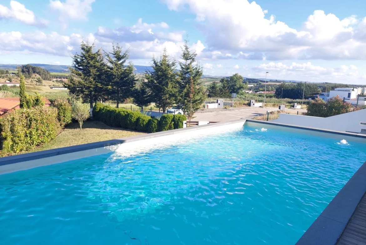 MORADIA COM PISCINA E VISTA CAMPO – CADAVAL – VERMELHA