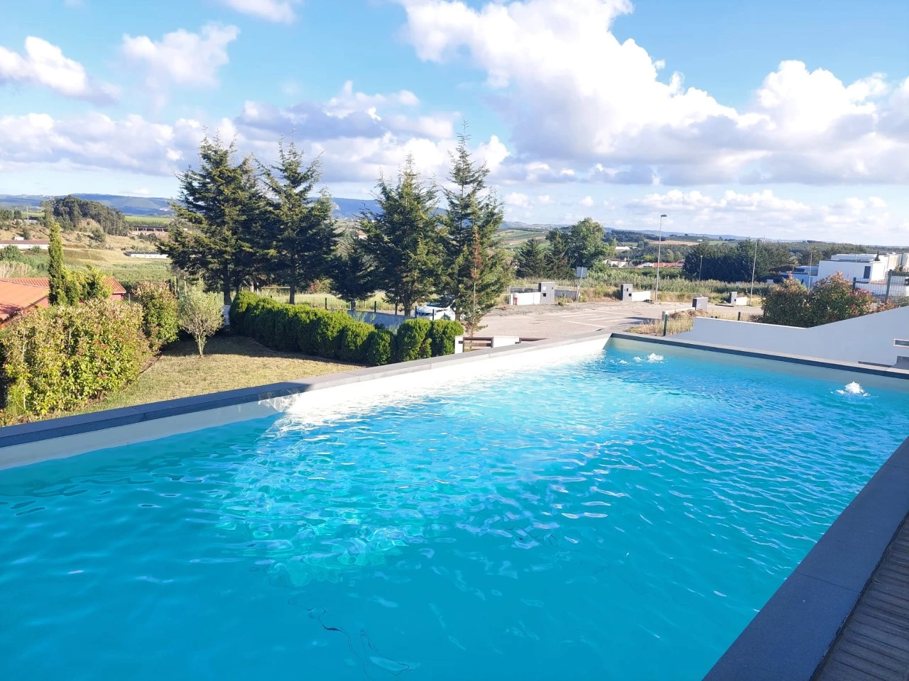 ID1d345b01-0000-0500-0000-00000ff389ae MORADIA COM PISCINA E VISTA CAMPO – CADAVAL – VERMELHA