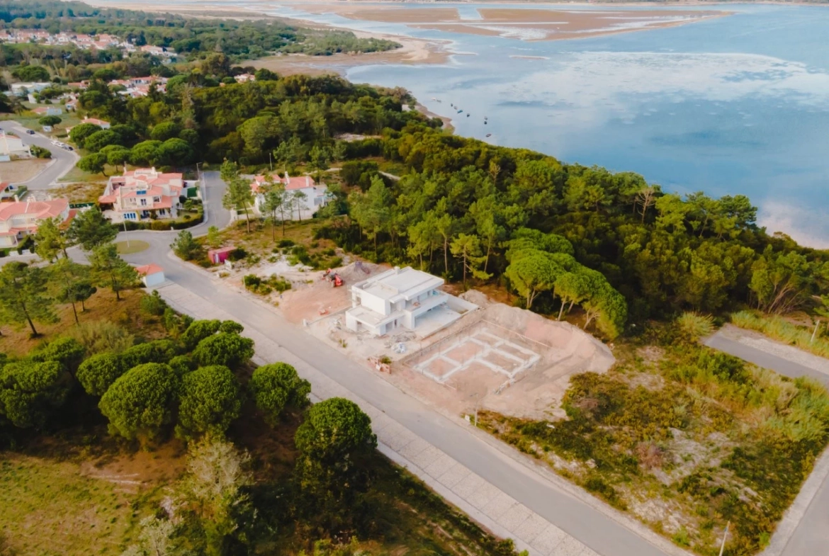 MORADIA NOVA JUNTO À LAGOA DE ÓBIDOS COM PISCINA E JARDIM – VAU