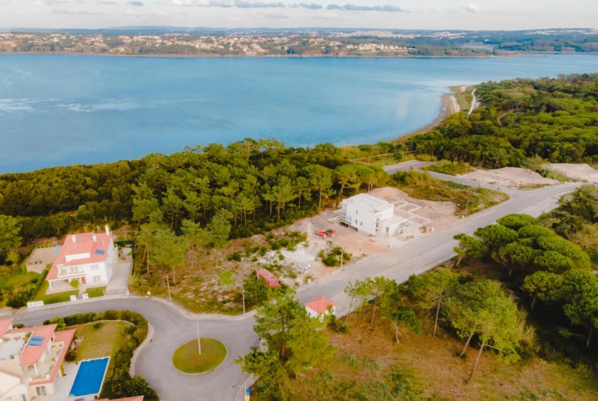 MORADIA NOVA JUNTO À LAGOA DE ÓBIDOS COM PISCINA E JARDIM – VAU