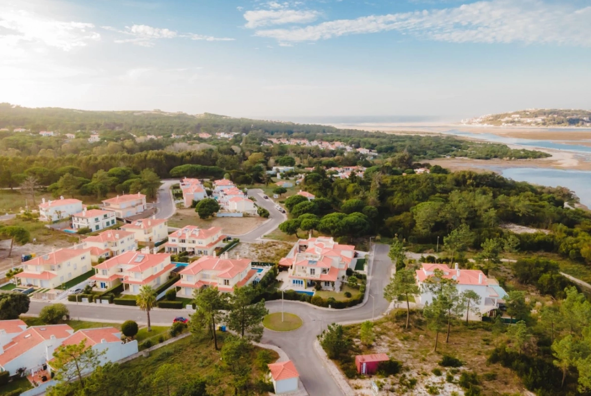 MORADIA NOVA JUNTO À LAGOA DE ÓBIDOS COM PISCINA E JARDIM – VAU