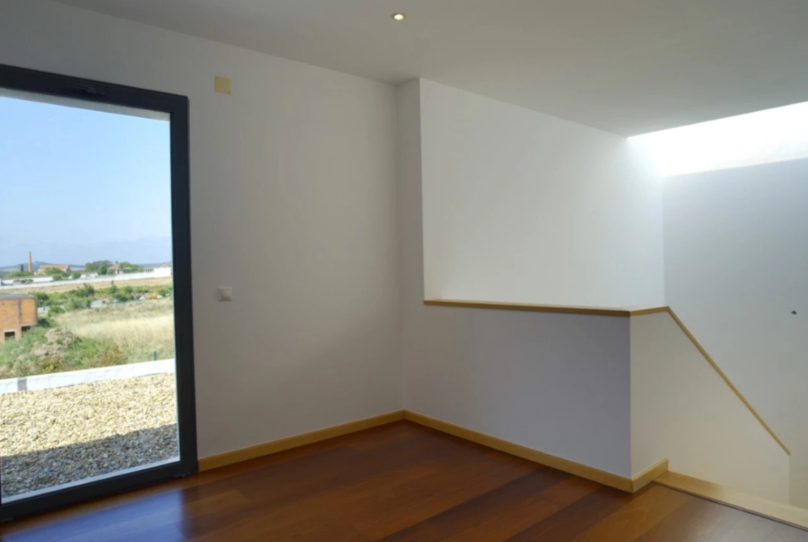 MORADIA COM PISCINA E VISTA CAMPO – CADAVAL – VERMELHA
