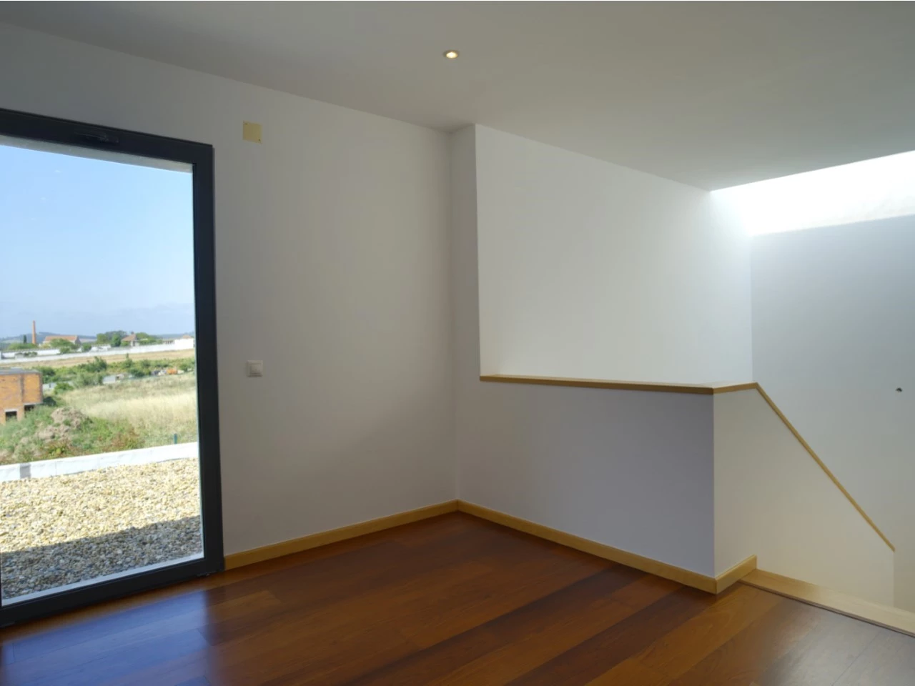 corredor-e-escada MORADIA COM PISCINA E VISTA CAMPO – CADAVAL – VERMELHA