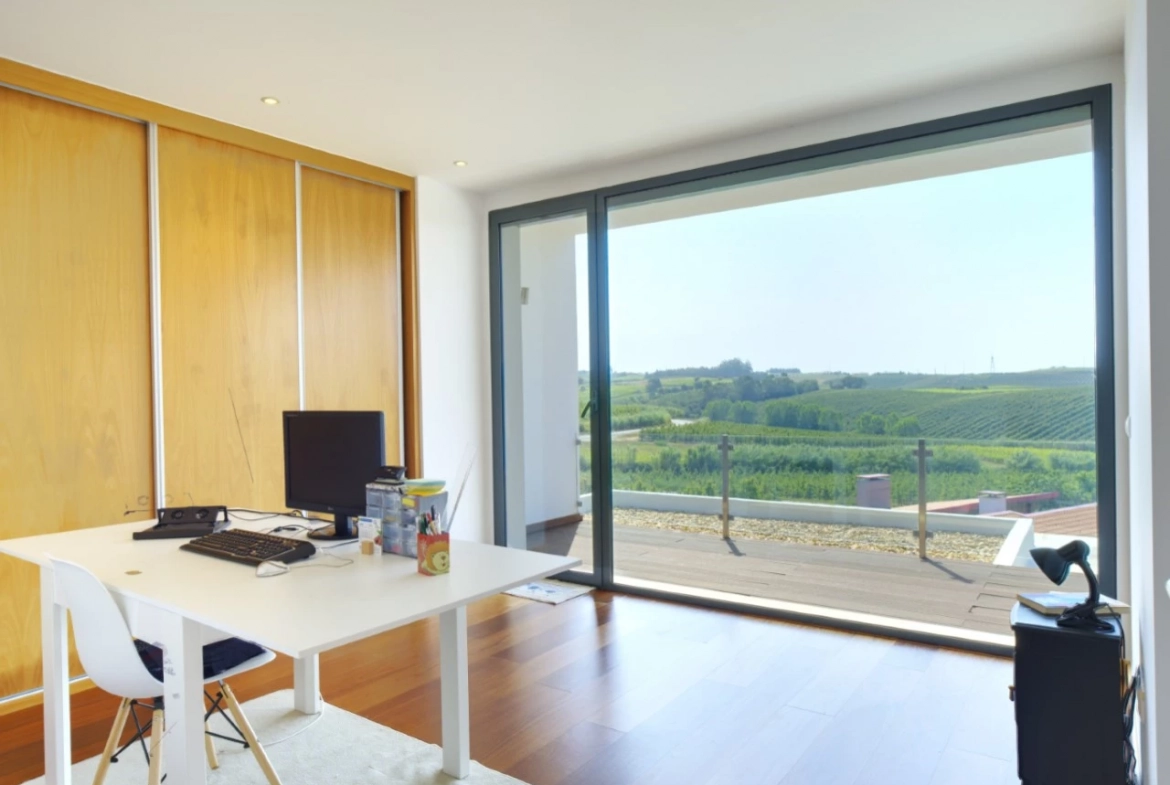 MORADIA COM PISCINA E VISTA CAMPO – CADAVAL – VERMELHA