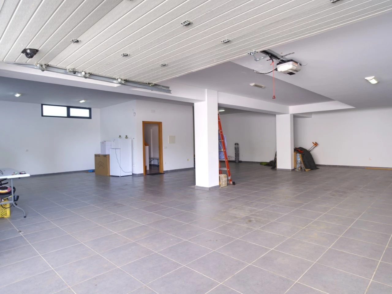 garagem-arrecadacao MORADIA COM PISCINA E VISTA CAMPO – CADAVAL – VERMELHA
