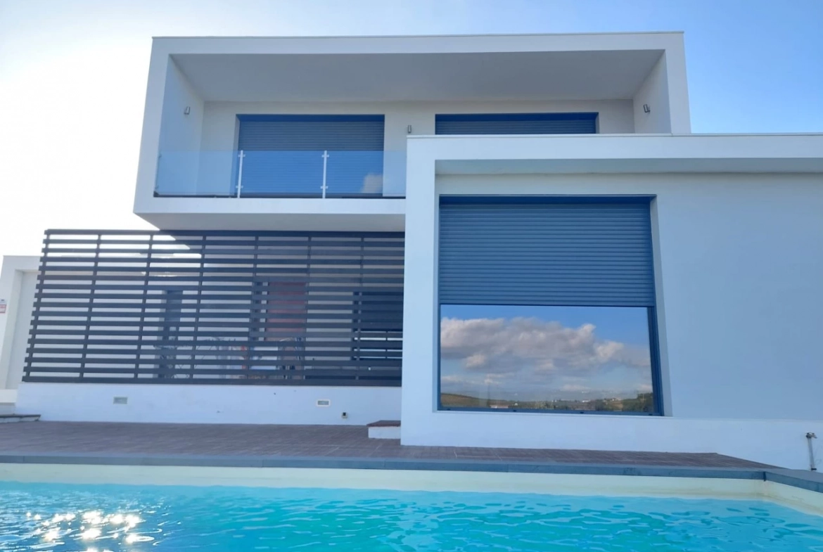 MORADIA COM PISCINA E VISTA CAMPO – CADAVAL – VERMELHA