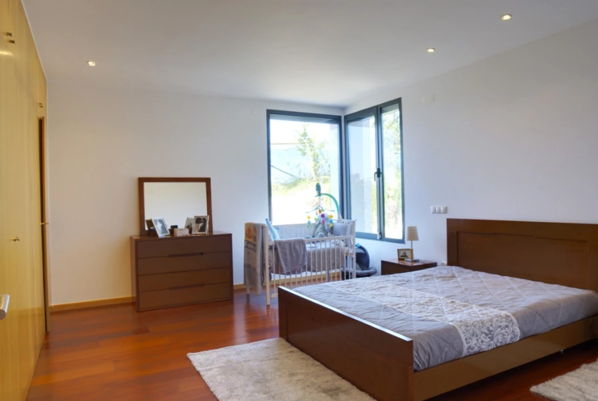 MORADIA COM PISCINA E VISTA CAMPO – CADAVAL – VERMELHA