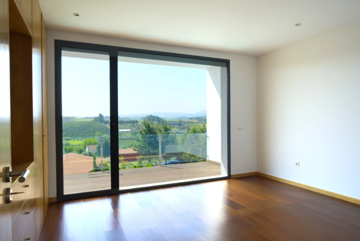 MORADIA COM PISCINA E VISTA CAMPO – CADAVAL – VERMELHA