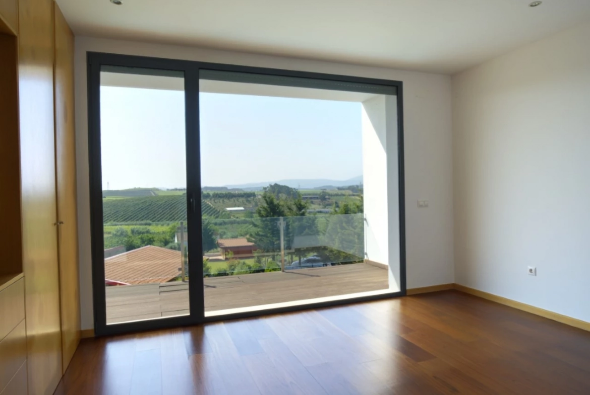 MORADIA COM PISCINA E VISTA CAMPO – CADAVAL – VERMELHA