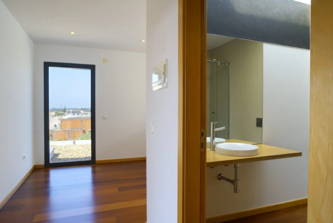 MORADIA COM PISCINA E VISTA CAMPO – CADAVAL – VERMELHA