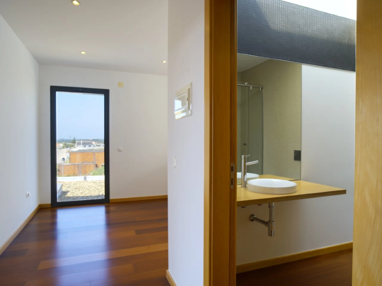 quarto-banheiro MORADIA COM PISCINA E VISTA CAMPO – CADAVAL – VERMELHA
