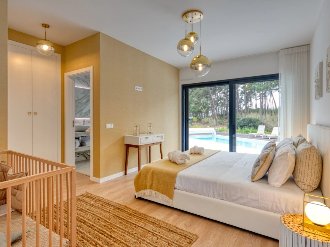quarto_casal_amarelo MORADIA NO NADADOURO – LAGOA DE ÓBIDOS – CALDAS DA RAINHA