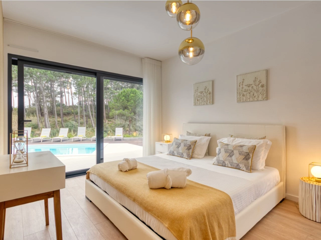 quarto_casal_amarelo2 MORADIA NO NADADOURO – LAGOA DE ÓBIDOS – CALDAS DA RAINHA