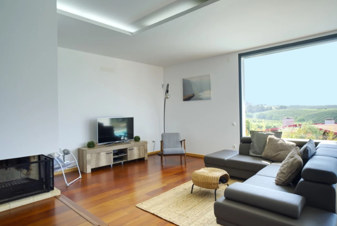 MORADIA COM PISCINA E VISTA CAMPO – CADAVAL – VERMELHA