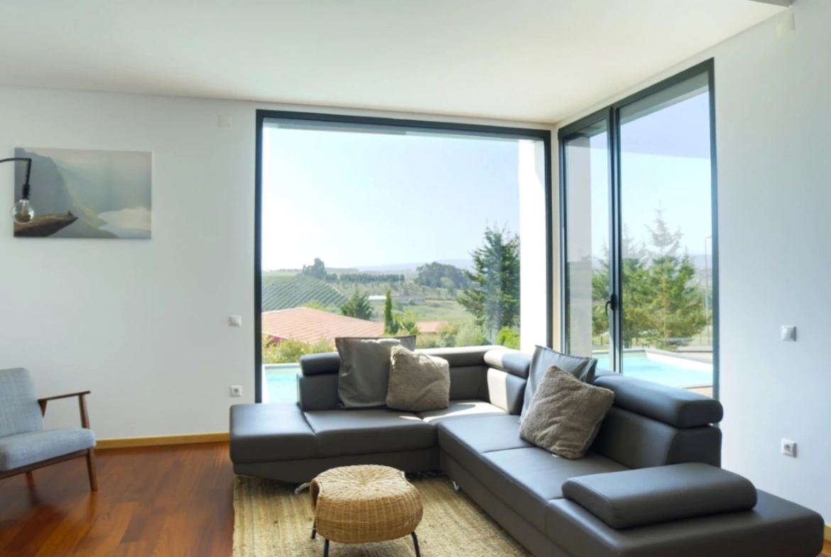 MORADIA COM PISCINA E VISTA CAMPO – CADAVAL – VERMELHA