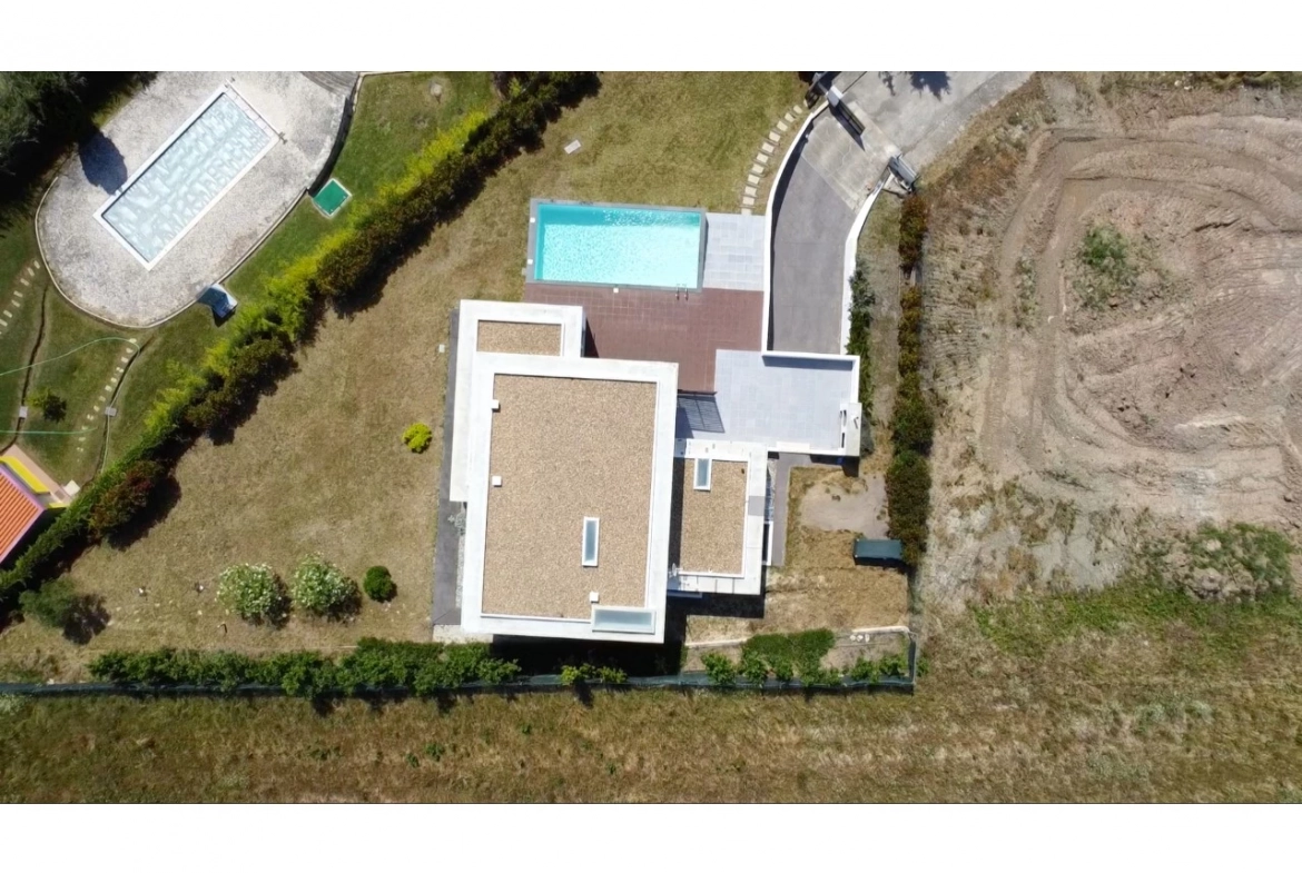 MORADIA COM PISCINA E VISTA CAMPO – CADAVAL – VERMELHA