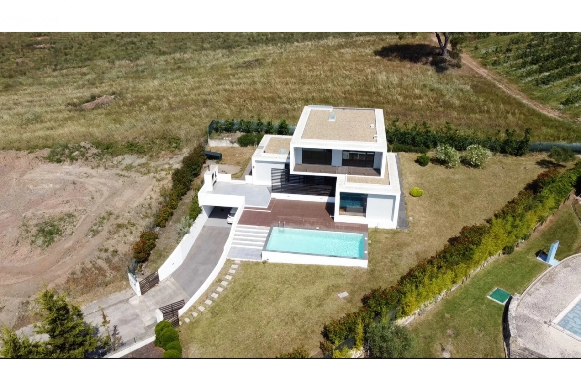 MORADIA COM PISCINA E VISTA CAMPO – CADAVAL – VERMELHA