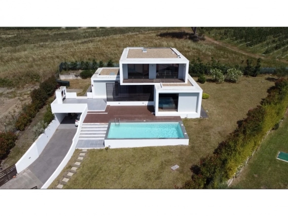 MORADIA COM PISCINA E VISTA CAMPO – CADAVAL – VERMELHA