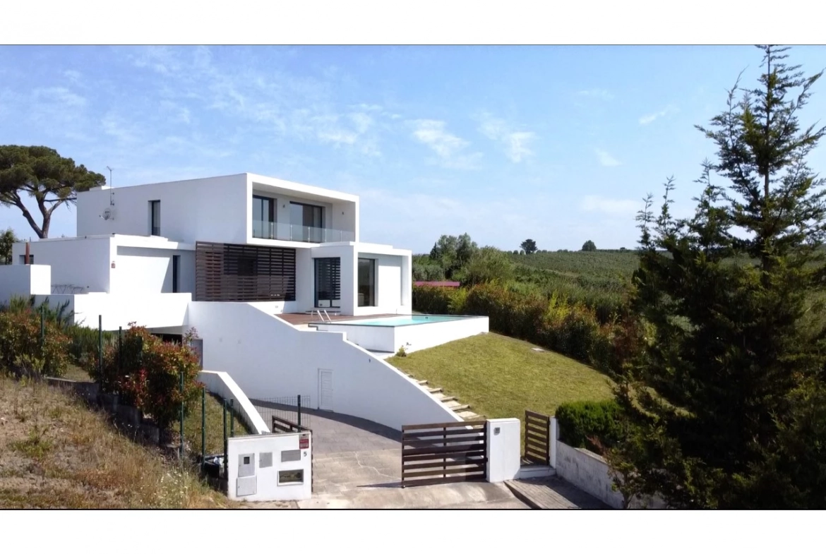 MORADIA COM PISCINA E VISTA CAMPO – CADAVAL – VERMELHA