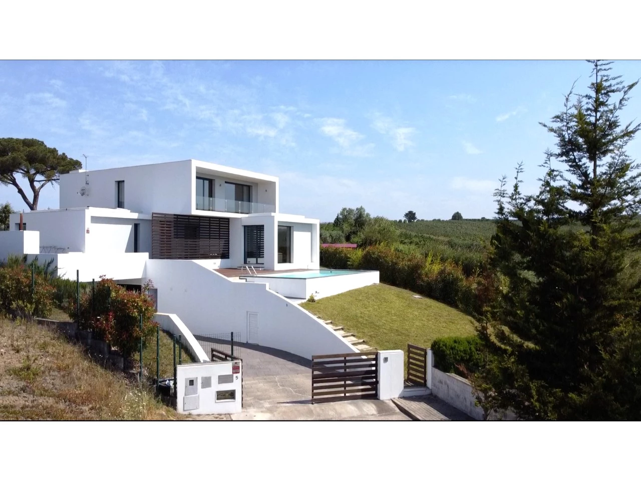 vista-casa-02 MORADIA COM PISCINA E VISTA CAMPO – CADAVAL – VERMELHA