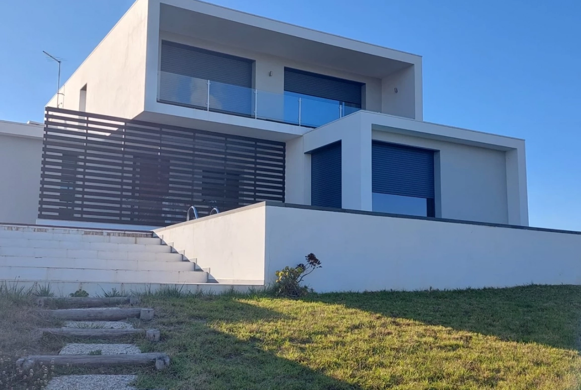 MORADIA COM PISCINA E VISTA CAMPO – CADAVAL – VERMELHA