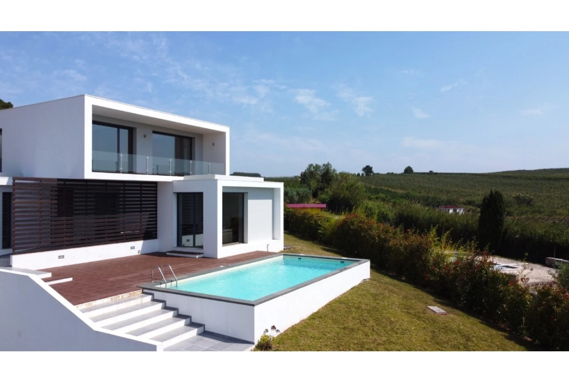 MORADIA COM PISCINA E VISTA CAMPO – CADAVAL – VERMELHA