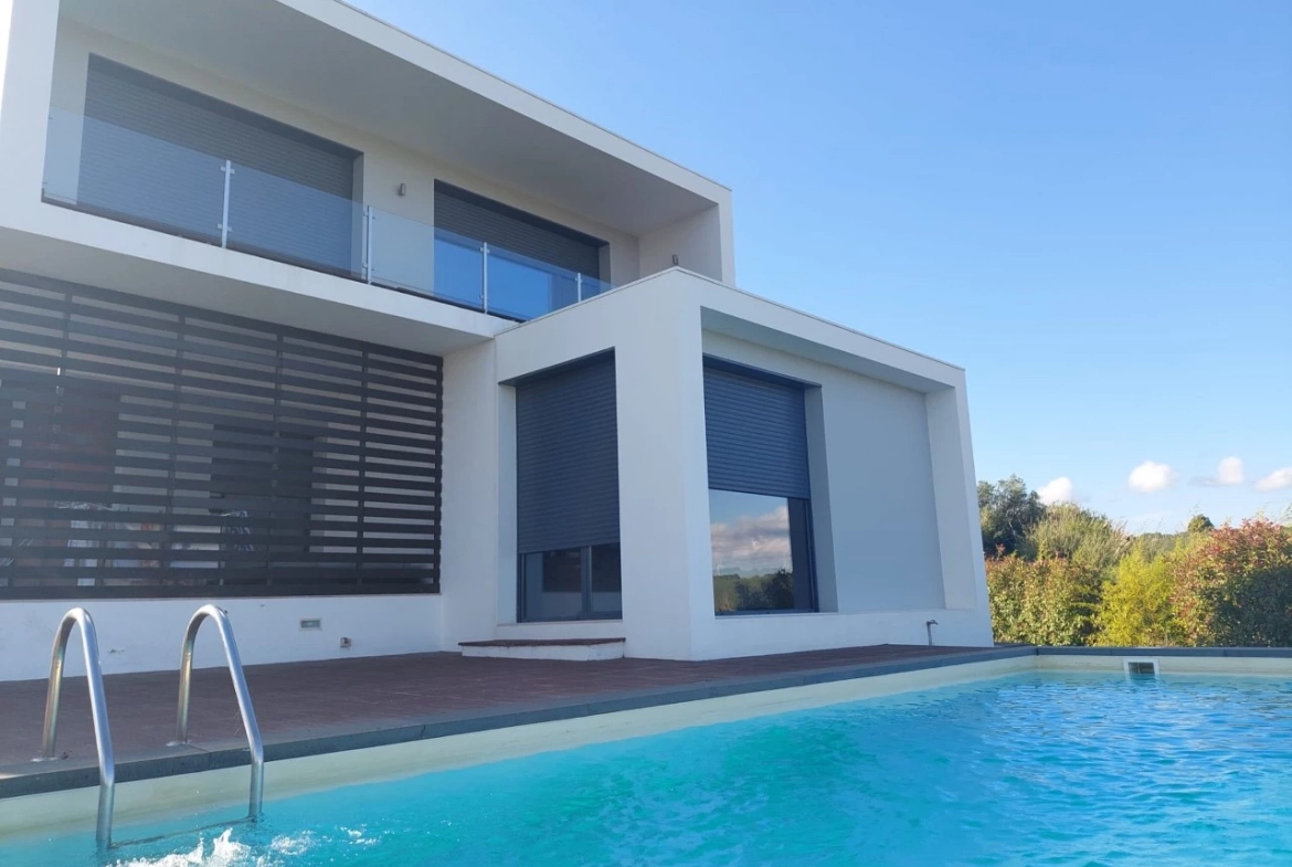 MORADIA COM PISCINA E VISTA CAMPO – CADAVAL – VERMELHA