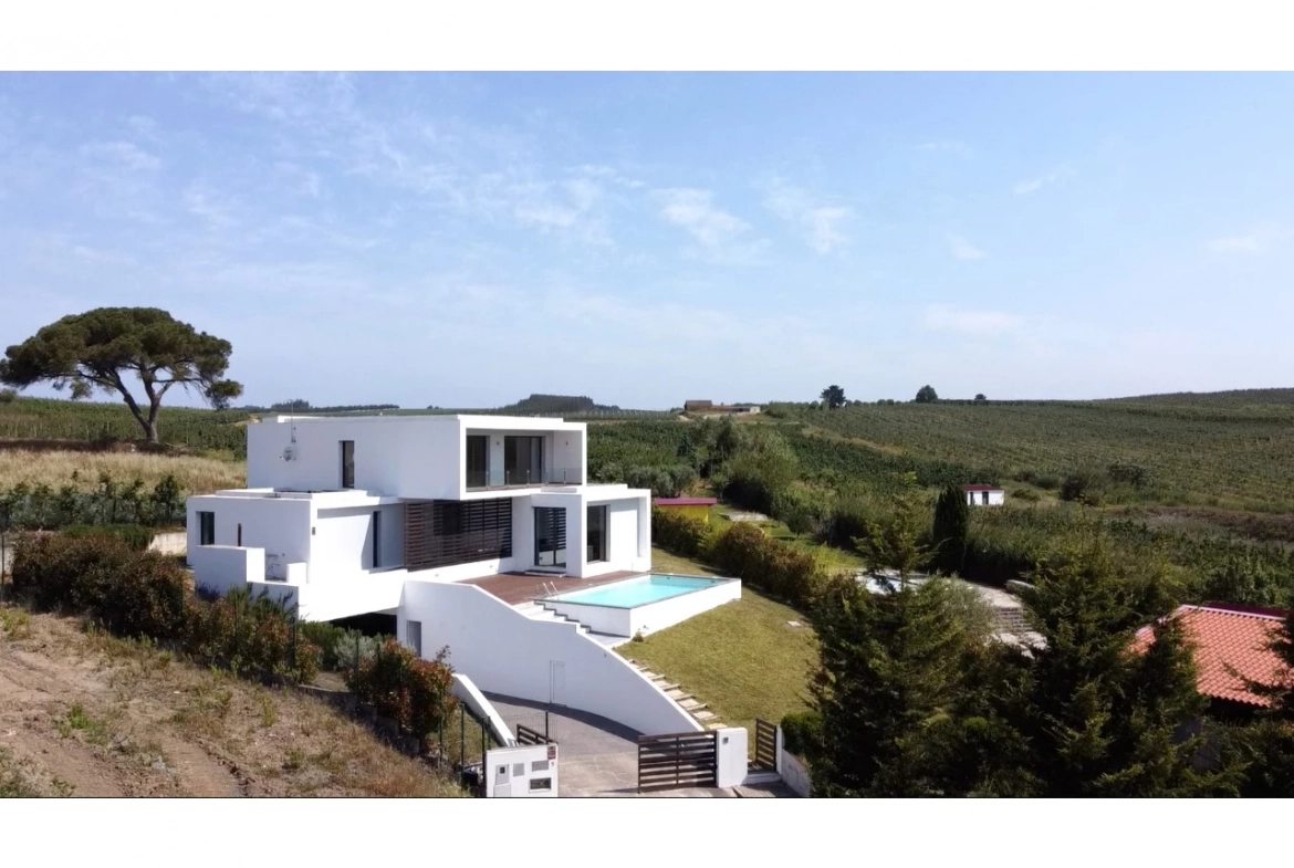 MORADIA COM PISCINA E VISTA CAMPO – CADAVAL – VERMELHA