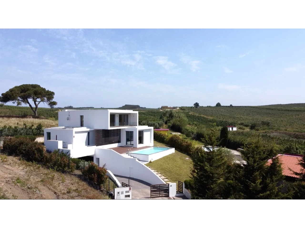 vista-distante-casa-01 MORADIA COM PISCINA E VISTA CAMPO – CADAVAL – VERMELHA