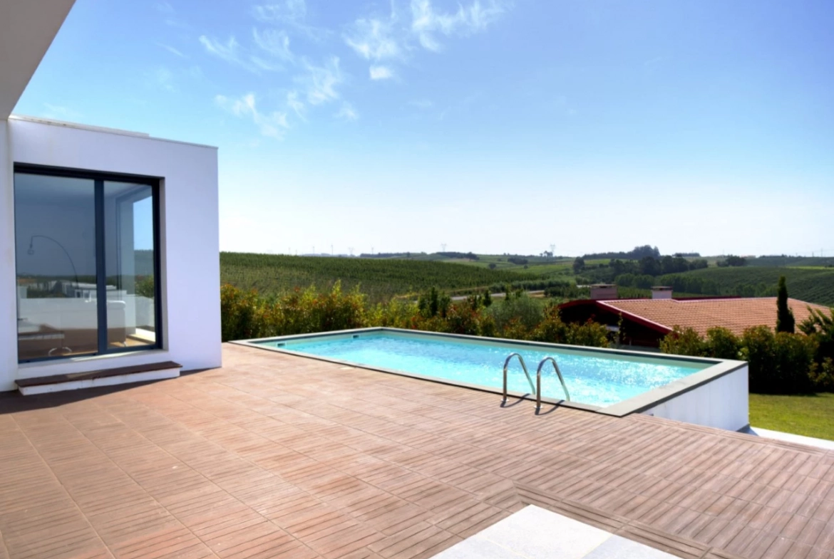 MORADIA COM PISCINA E VISTA CAMPO – CADAVAL – VERMELHA