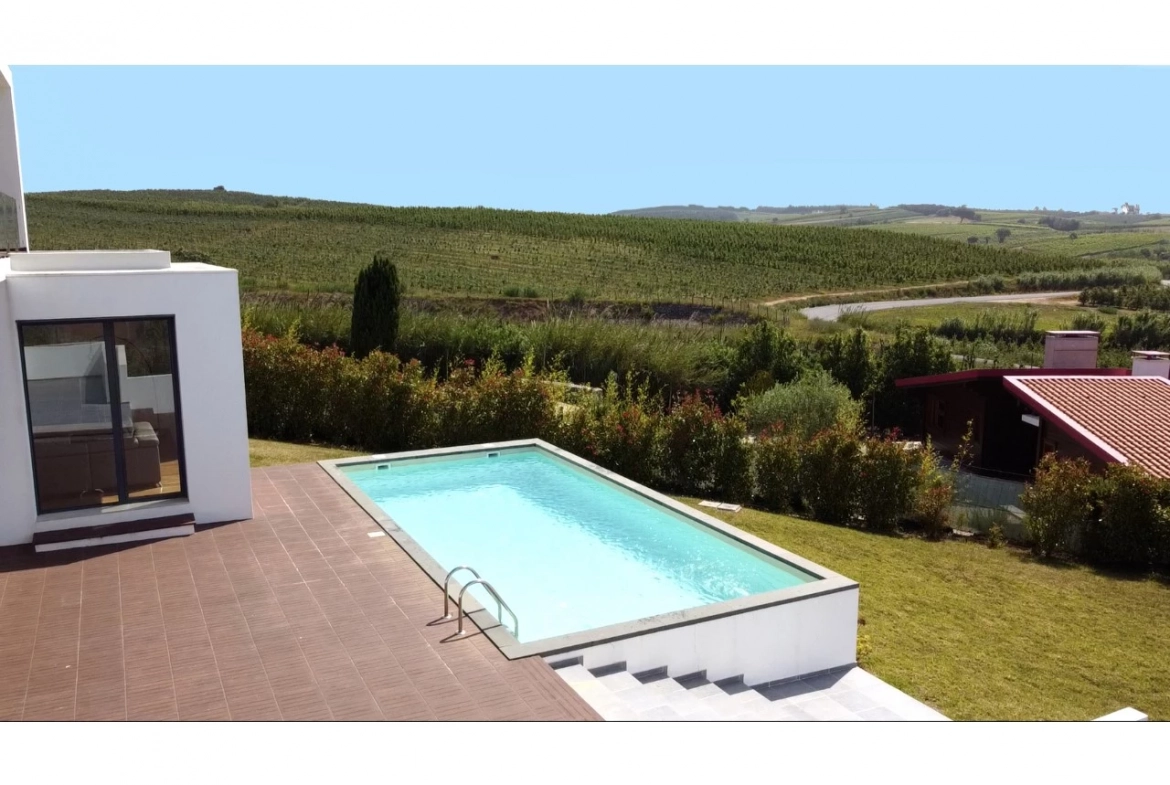 MORADIA COM PISCINA E VISTA CAMPO – CADAVAL – VERMELHA