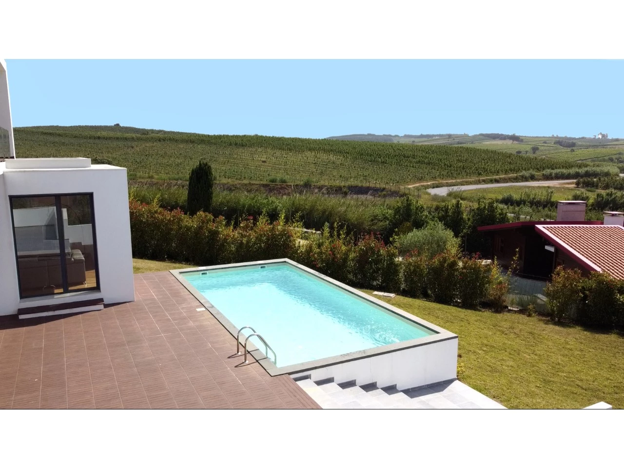 vista-piscina-02 MORADIA COM PISCINA E VISTA CAMPO – CADAVAL – VERMELHA