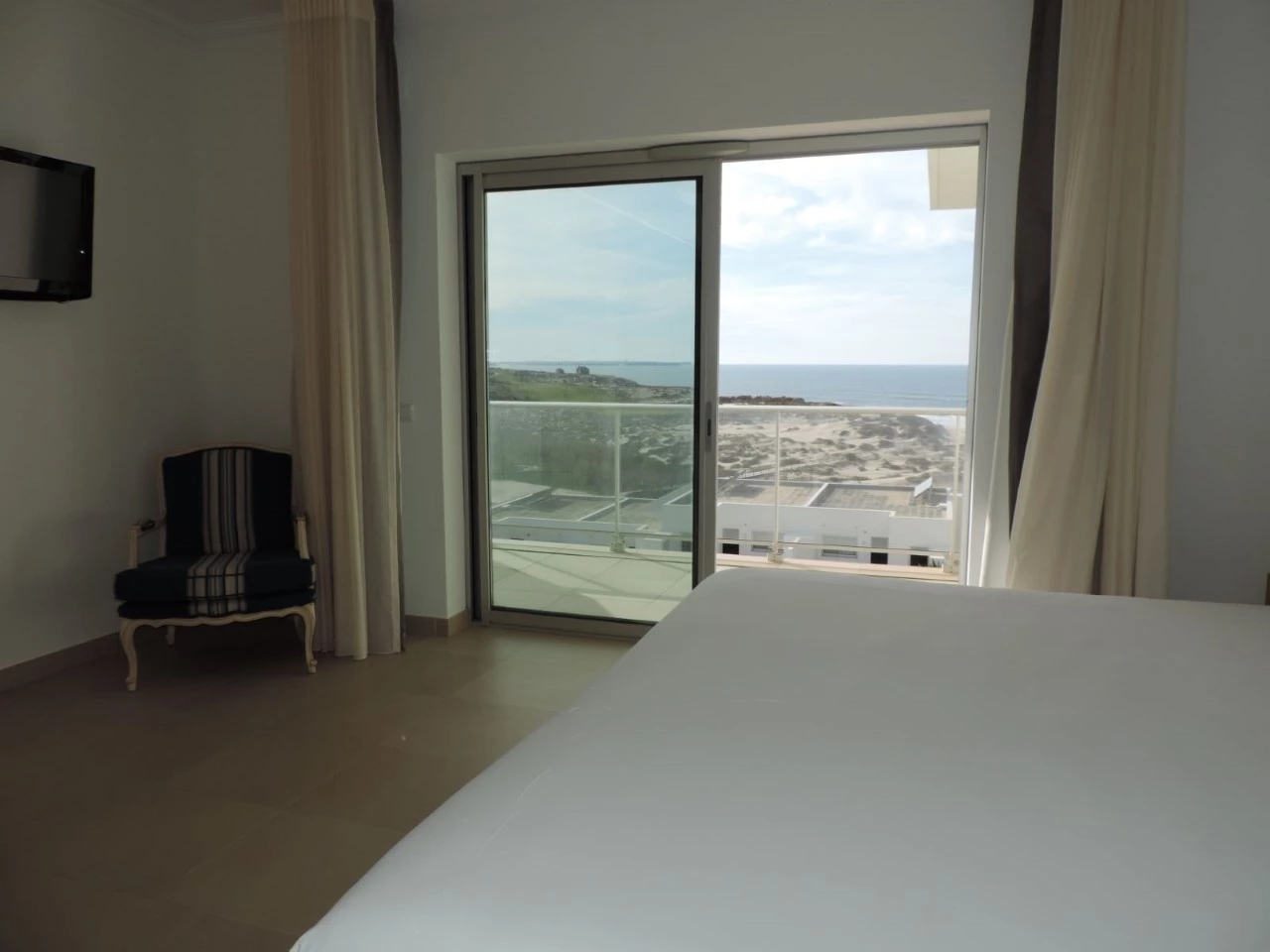 011 – PRO – BL556 – 10 MORADIAS EM FRENTE À PRAIA D’EL REY