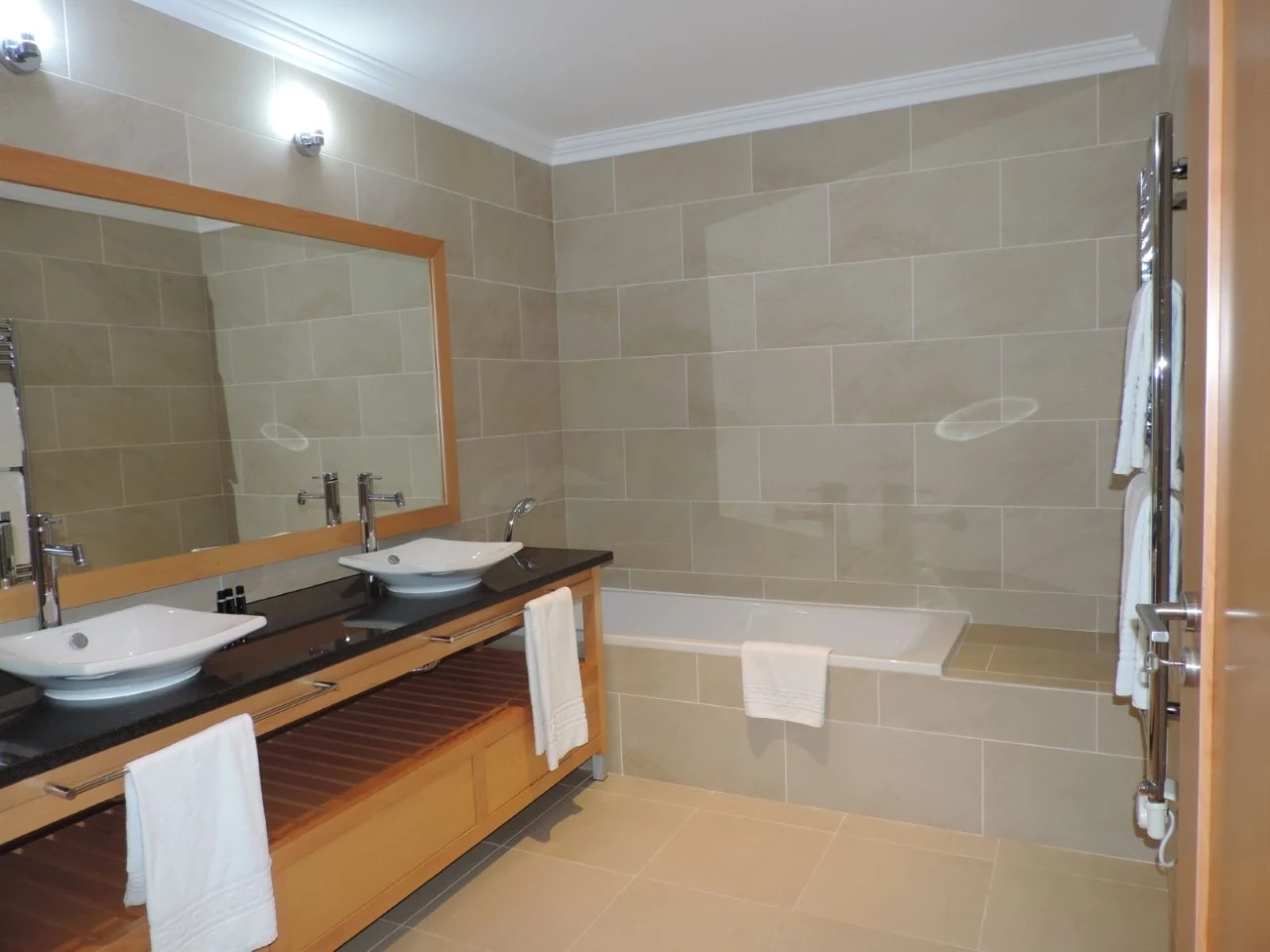 011 – PRO – BL556 – 16 MORADIAS EM FRENTE À PRAIA D’EL REY