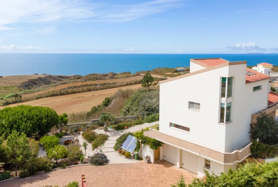 MORADIA DE ARQUITETURA CONTEMPORÂNEA EM PRIMEIRA LINHA DE MAR – LOURINHÃ
