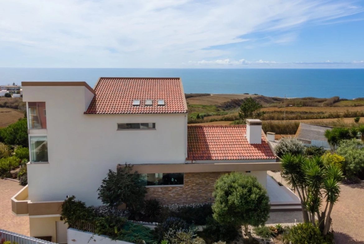 MORADIA DE ARQUITETURA CONTEMPORÂNEA EM PRIMEIRA LINHA DE MAR – LOURINHÃ