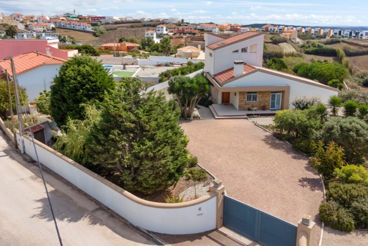MORADIA DE ARQUITETURA CONTEMPORÂNEA EM PRIMEIRA LINHA DE MAR – LOURINHÃ