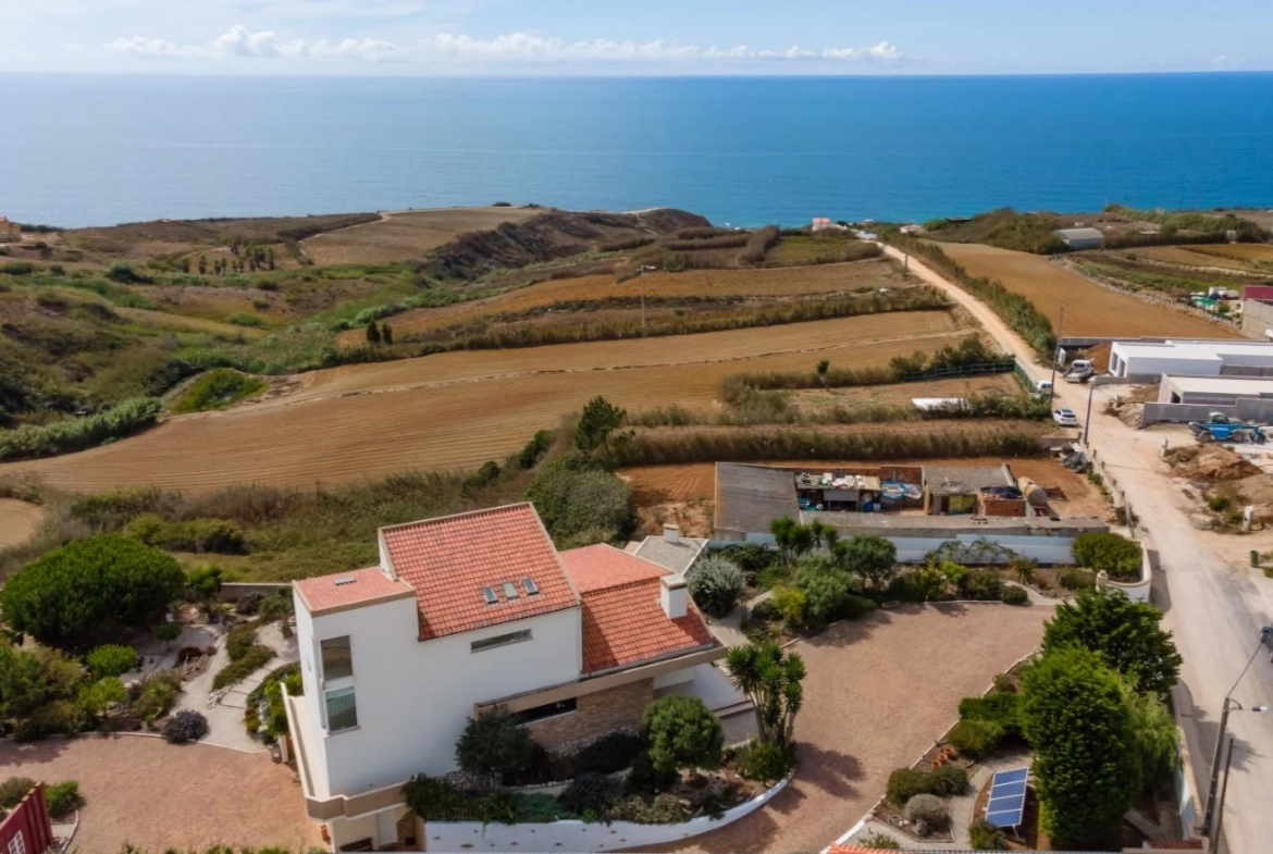 MORADIA DE ARQUITETURA CONTEMPORÂNEA EM PRIMEIRA LINHA DE MAR – LOURINHÃ