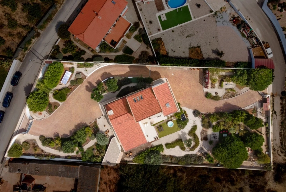 MORADIA DE ARQUITETURA CONTEMPORÂNEA EM PRIMEIRA LINHA DE MAR – LOURINHÃ