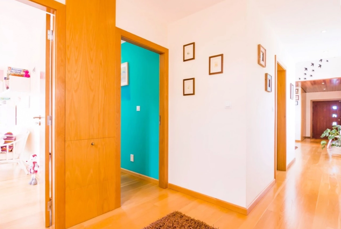 MORADIA DE ARQUITETURA CONTEMPORÂNEA EM PRIMEIRA LINHA DE MAR – LOURINHÃ