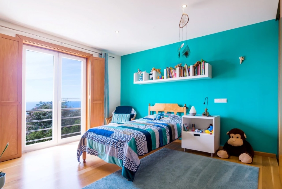 MORADIA DE ARQUITETURA CONTEMPORÂNEA EM PRIMEIRA LINHA DE MAR – LOURINHÃ