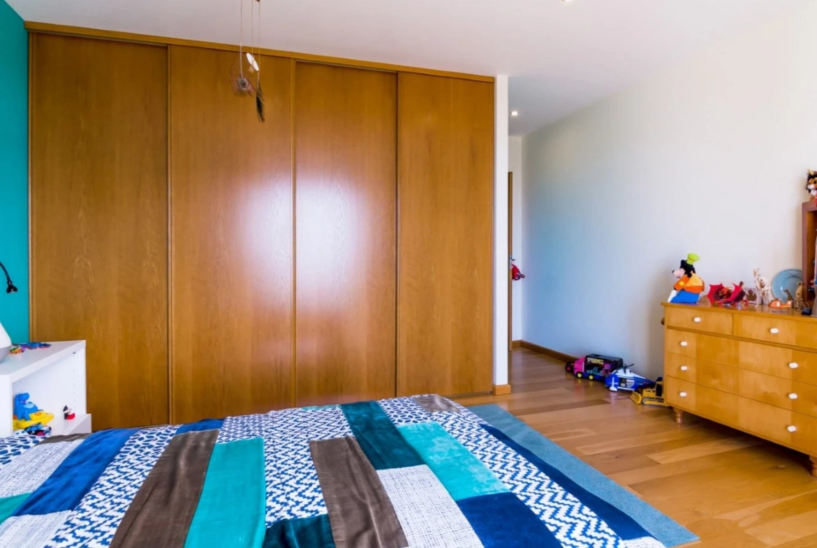 MORADIA DE ARQUITETURA CONTEMPORÂNEA EM PRIMEIRA LINHA DE MAR – LOURINHÃ