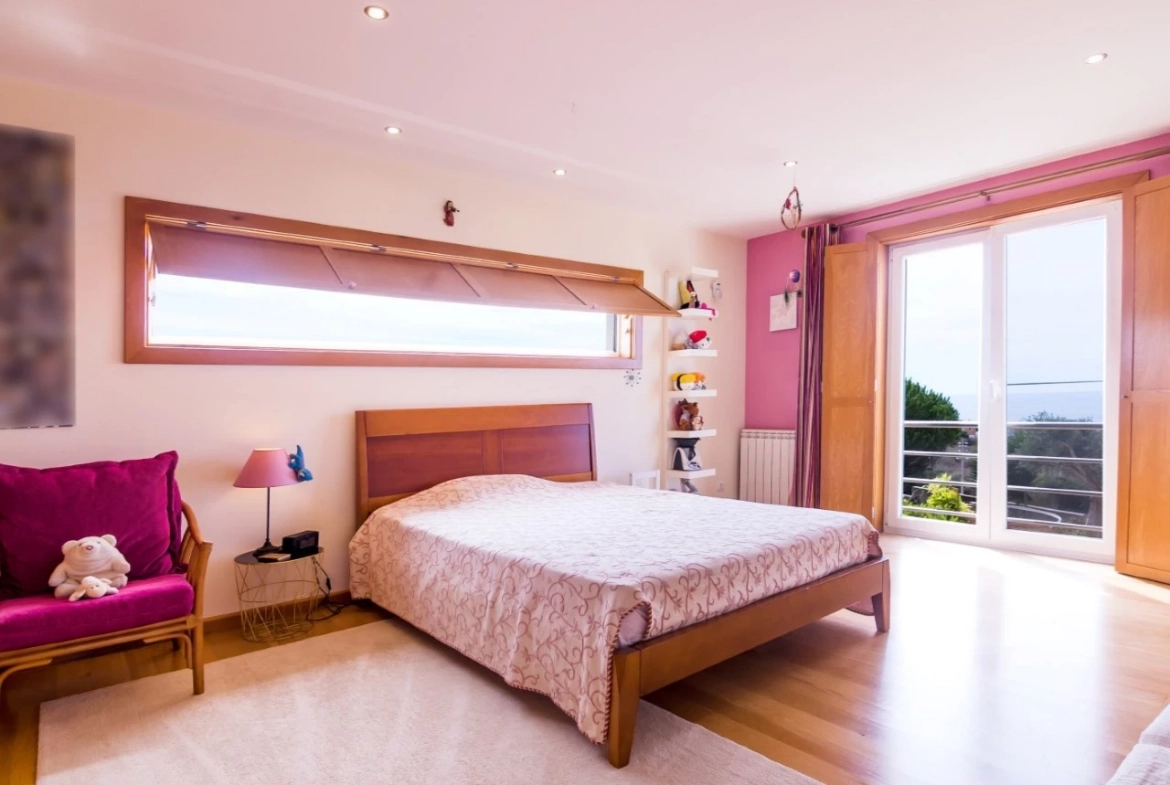 MORADIA DE ARQUITETURA CONTEMPORÂNEA EM PRIMEIRA LINHA DE MAR – LOURINHÃ