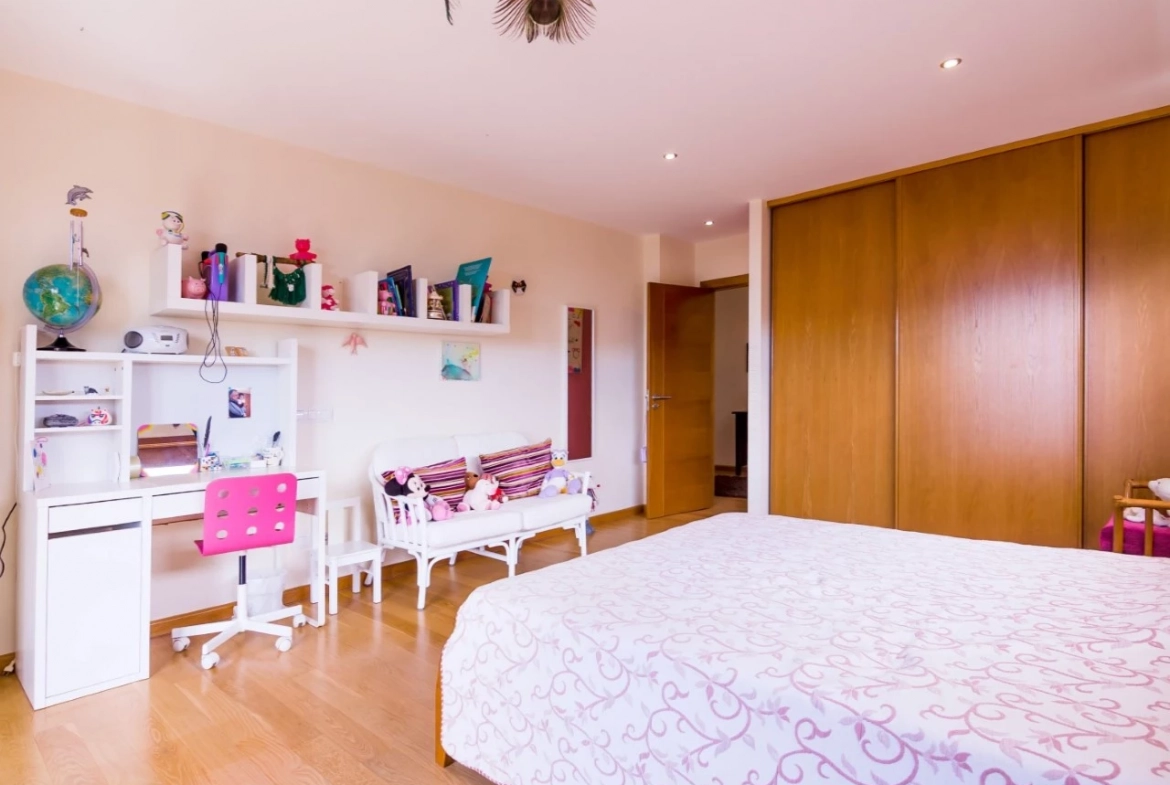 MORADIA DE ARQUITETURA CONTEMPORÂNEA EM PRIMEIRA LINHA DE MAR – LOURINHÃ