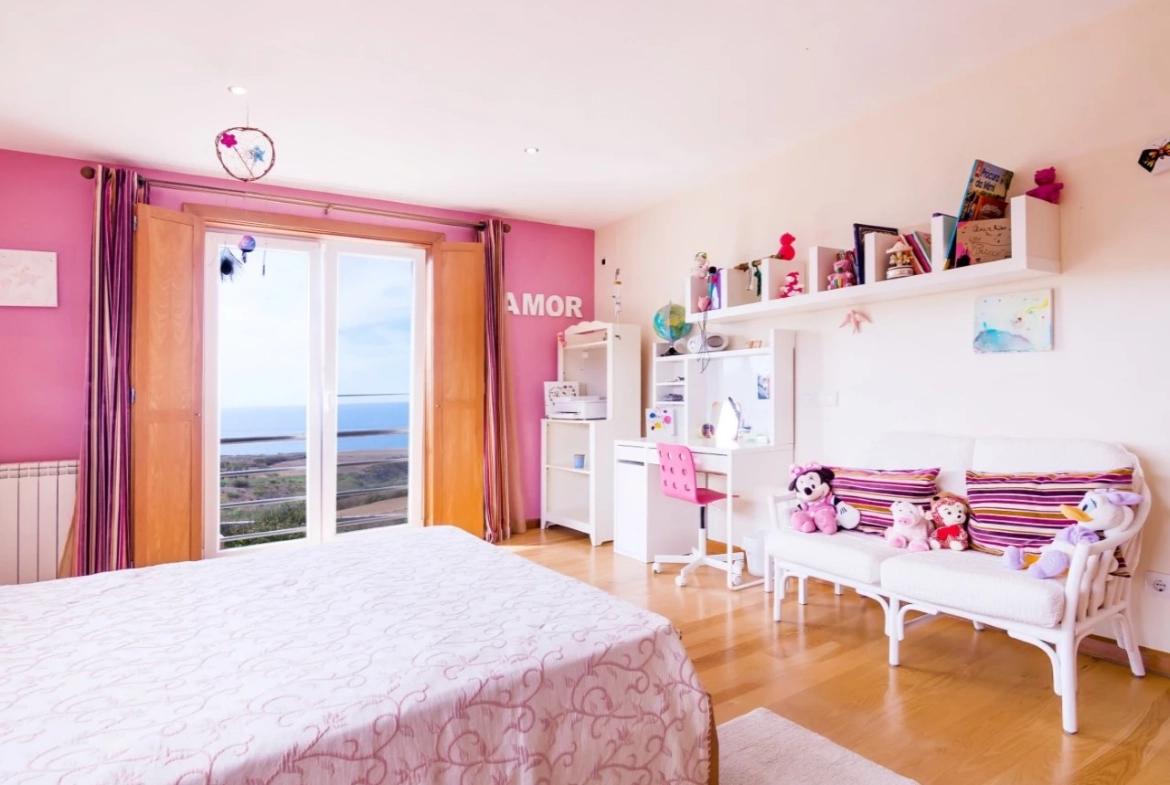 MORADIA DE ARQUITETURA CONTEMPORÂNEA EM PRIMEIRA LINHA DE MAR – LOURINHÃ