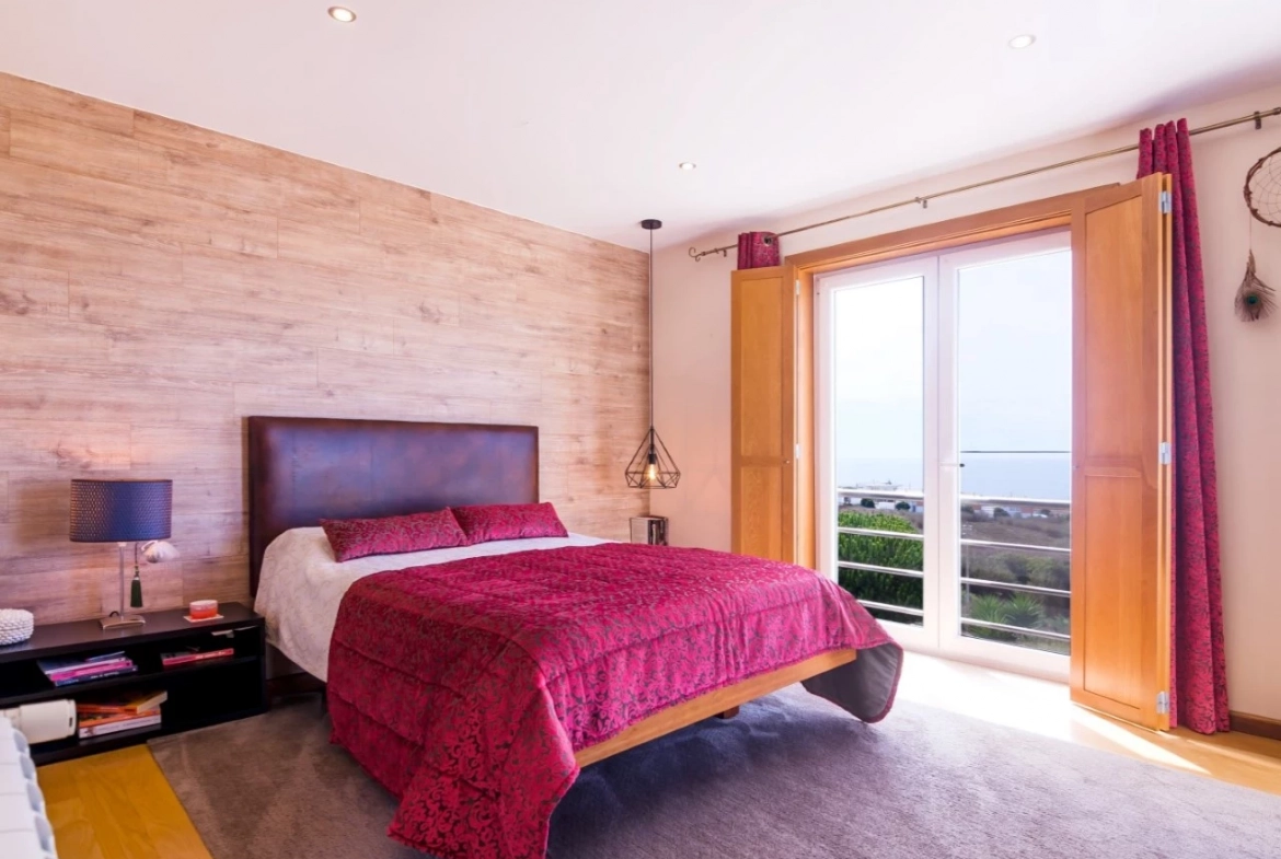 MORADIA DE ARQUITETURA CONTEMPORÂNEA EM PRIMEIRA LINHA DE MAR – LOURINHÃ